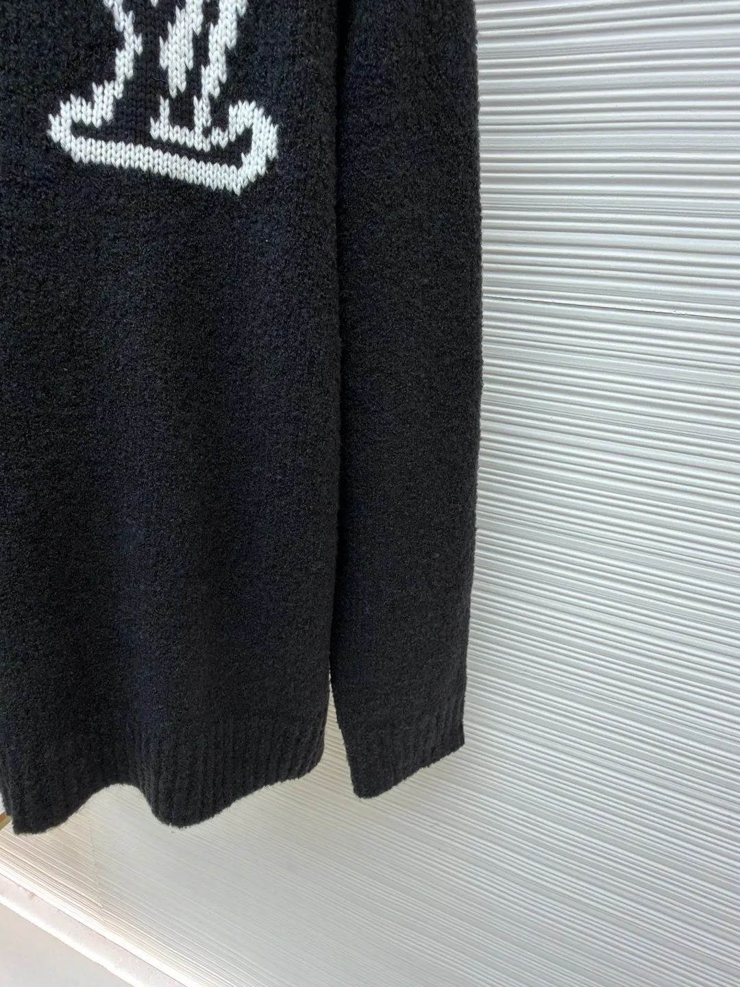 LOUIS VUITTON double-sided intarsia sweater ●Original version: Purchased and developed for 11300 ●Item number: 1680922-A85 ●Material: wool blended fabric ●Technology: knitted intarsia production ●Version: fitted version ●Weight: about 620 grams ●Size: S-M-L-XL ●Description: Made of custom-woven and dyed sheep wool 65% cotton %20 Spandex 15%. The special washing process is very soft and skin-friendly. It has 7 knitting workers. The thickness of each stitch of the inlay on the clothing logo is consistent with ZP. The back logo is mirror inlay. This crew-neck sweater is made of a blend of sheep wool and yak hair, and uses thick yarn to create a comfortable texture. The contrasting LV logo is integrated into the knitted fabric, and the mirror-effect logo is cleverly displayed on the rear. The casual and elegant design makes it easy to style your weekend look. The overall wiring is straight and delicate, the fabric is comfortable and soft, and the color is consistent without color difference. It can be matched with the same style to create a fashionable look and control various occasions. Customized accessories, complete with three standards, same style for men and women!